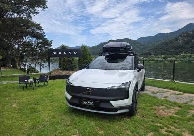 부드러운 승차감에 스포츠카급 출력…볼보 'EX30CC'[시승기] 