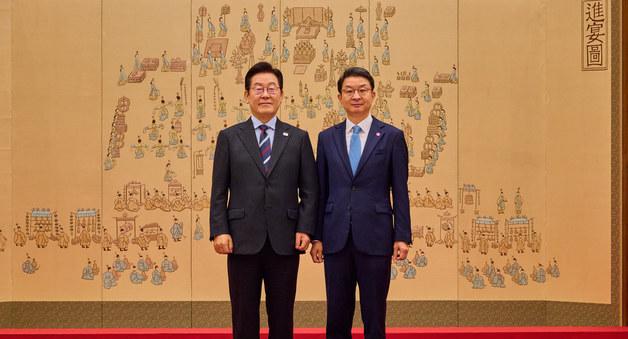 李 "주가조작 신고, 로또 보다 쉽게 팔자 고쳐…수백억 포상"