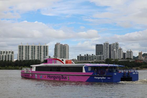 [뉴스1 PICK]서울 첫 수상대중교통 한강버스 출항시작…"배 타고 출근해요"