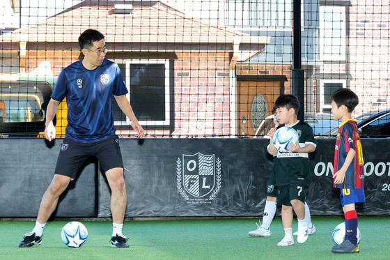 축구 실력 홀로 늘리려면? 정답은 '벽치기'…대신 강하고 빠르게 차야