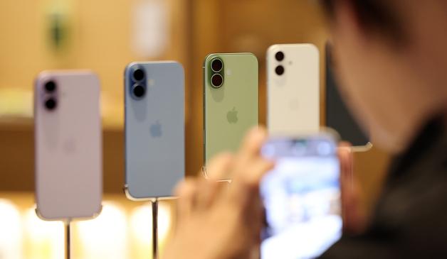 글로벌 1위 테크 유튜버 올해 최고 폰으로 '아이폰17' 선정