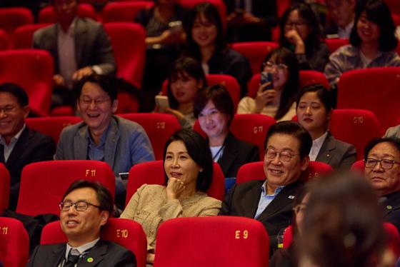 李 "영화보러 왔습니다"…김혜경 여사와 '왕사남' 관람