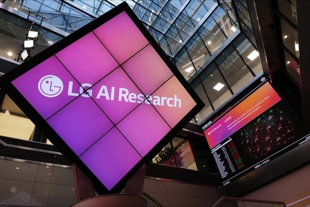 LG AI연구원, 탈모 관리 신소재 실물 공개…AI 엑사원 혁신 사례