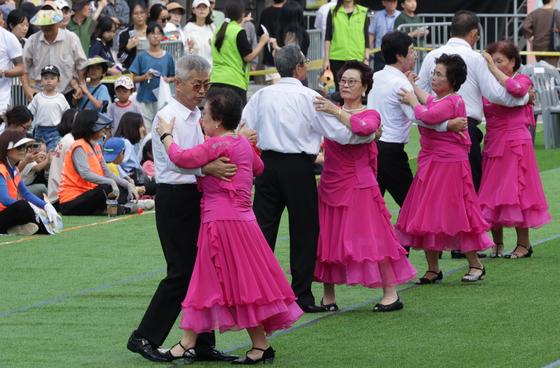 "50만 부자 잡아라"…은행권 자산가·시니어 유치 경쟁 본격화