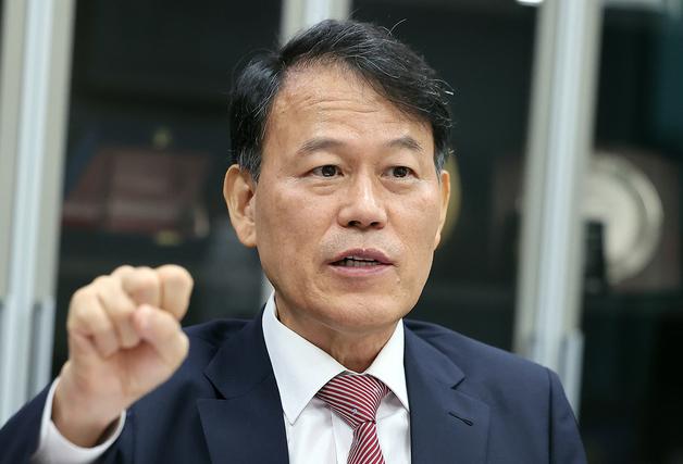 윤한홍, 작심 비판 "골수 지지층 벗어나 계엄 사과" 장동혁 바닥 '응시'