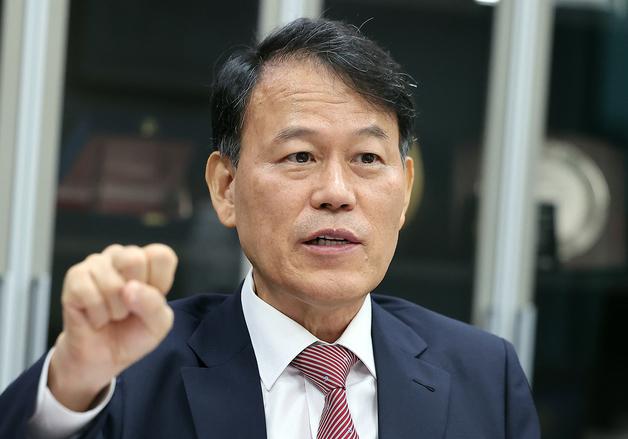 윤한홍, 작심 비판 "골수 지지층 벗어나 계엄 사과" 장동혁 바닥 '응시'