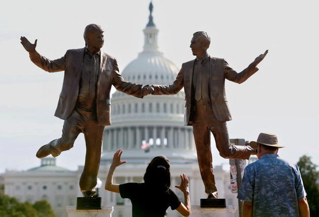 성범죄자 엡스타인 손잡은 트럼프 동상, 워싱턴DC 다시 등장