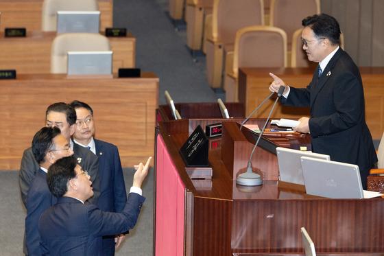 [뉴스1 PICK] 패스트트랙 지정 표결 관련 고성·항의로 얼룩진 본회의장