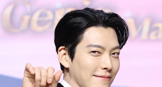  김우빈, 어린이 병동에 선물…산타가 된 새신랑