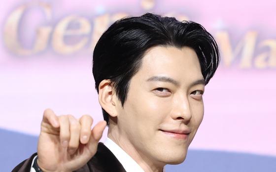  김우빈, 어린이 병동에 보낸 선물…산타가 된 새신랑