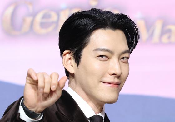 [단독]'새신랑 산타'…김우빈, 어린이 병동에 보낸 선물 