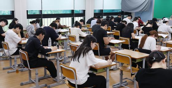 고교학점제 경험한 고1·학부모 72% "폐지해야"