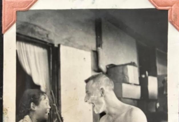 면도하는 백인 남편과 활짝 웃는 아내…한국전쟁 '한미 커플' 사진 눈길