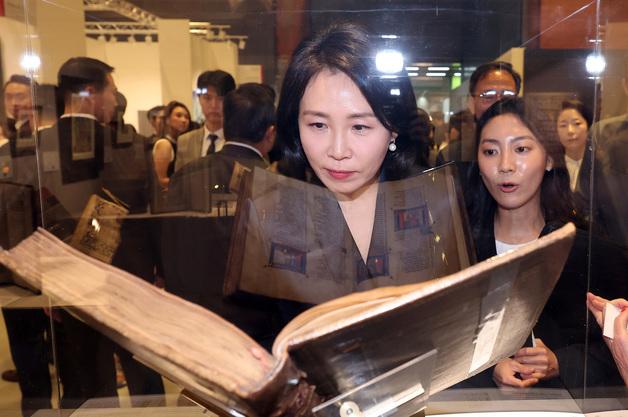 [뉴스1 PICK]'세계 미술 축제 허브로'…키아프·프리즈 서울 참석한 김혜경 여사