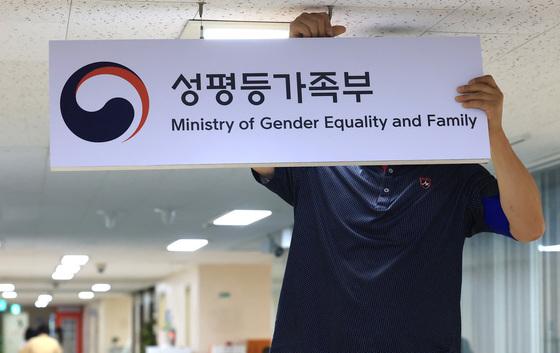 성평등부-고용부, '2025년 여성경제활동백서' 발간 