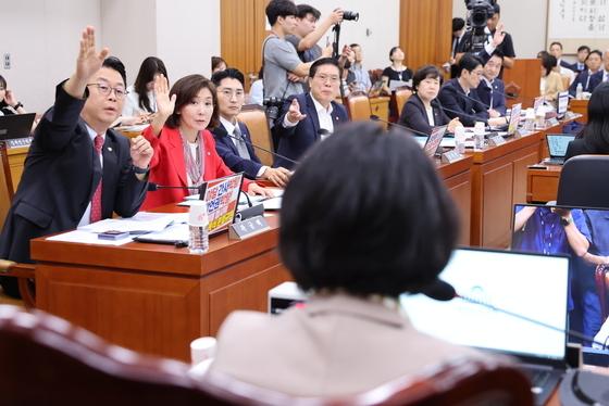  또 붙은 추-나 설전…"국회가 엉망, 의회독재" vs "5선씩이나 돼서"