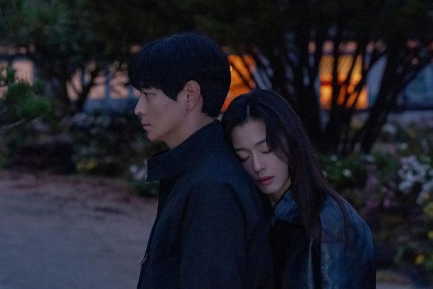 전지현·강동원 투샷 비주얼 좋고 케미 좋고…'북극성' 어땠나