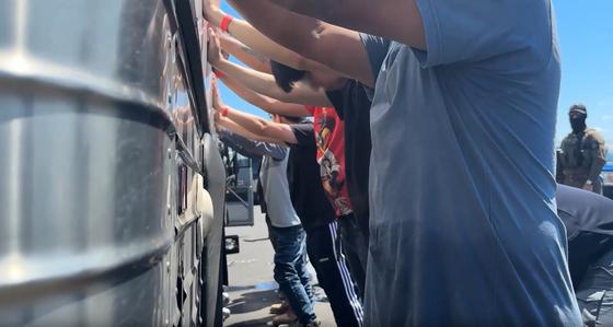  "발목 사슬 충격, 정부는 나몰라라"…美 구금 직원 가족의 호소