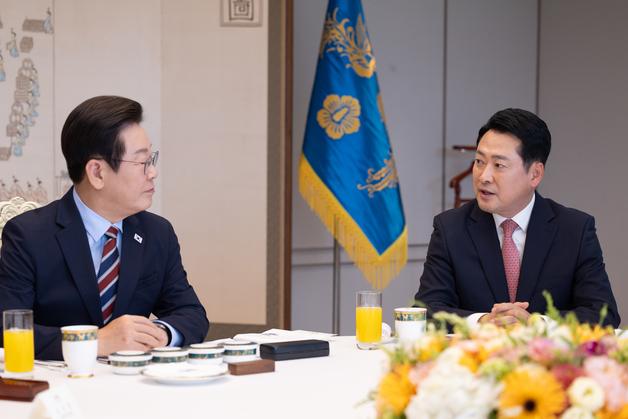 李대통령 7회·장동혁 4회 '다주택자' 공방 격화…설 연휴 내내 SNS 설전