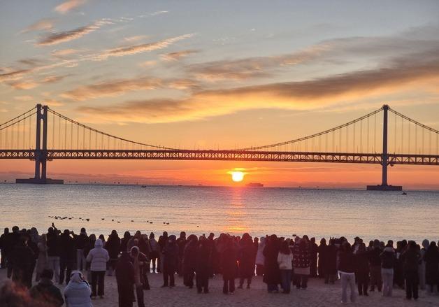 해운대·광안리해수욕장 해맞이객 20만 인파…부산 곳곳서 행사