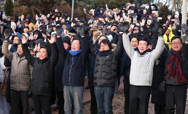 뿌리공원서 병오년 해맞이 나선 대전 시민들 "올해는 좋아질 것"