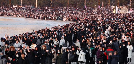 [종합] "적토마의 기운 받자"…부산 해맞이 13만 인파 '붉은 함성'