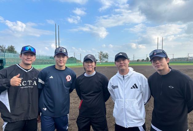 '80억 FA' 두산 박찬호, 후배들과 일본 오키나와 미니 캠프