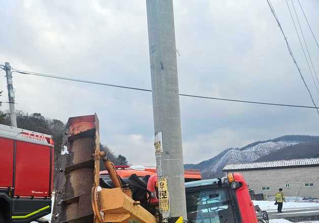 횡성서 제설작업 하던 트랙터 전복…50대 운전자 심정지