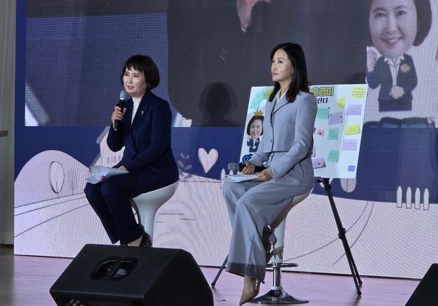 '광주교육감 후보 홍일점' 오경미 출판기념회…시장 후보들 운집