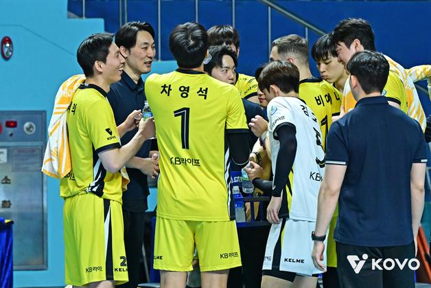 KB손해보험, '감독대행 맞대결'서 우리카드 3-1 제압…3위 복귀