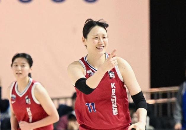 '강이슬 트리플더블' KB, 삼성생명 89-73 완파…공동 2위 도약