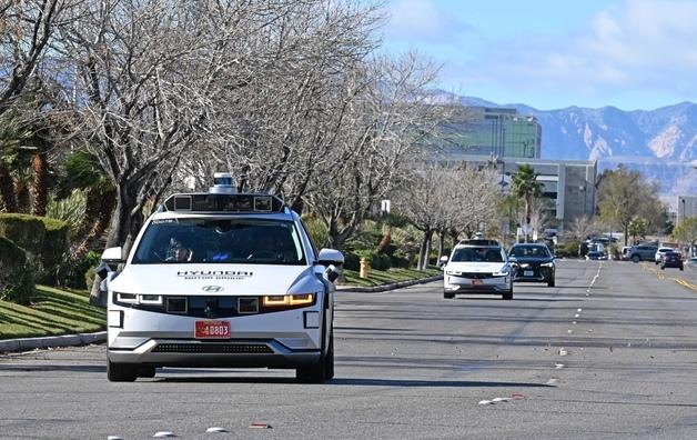 "10차선 도로, 차 뒤엉킨 호텔 앞도 거뜬"…모셔널 로보택시 타보니