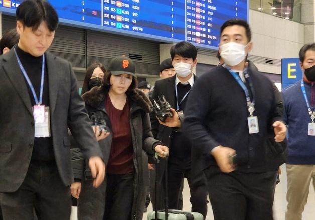 '강선우 1억' 김경, 인천공항 통해 귀국…"성실히 조사 임하겠다"