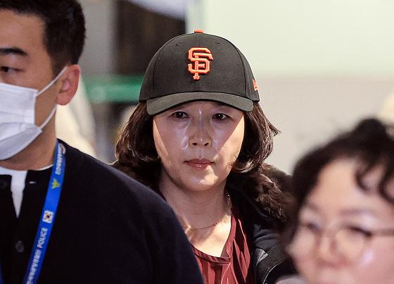 '강선우 1억 공천 헌금' 김경 귀국…압색 후 경찰서 이동·조사 예정