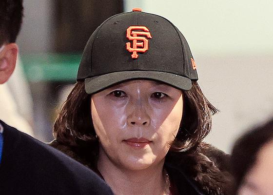 '강선우 1억 공천 헌금' 김경 귀국…압수수색 후 경찰 조사(종합)