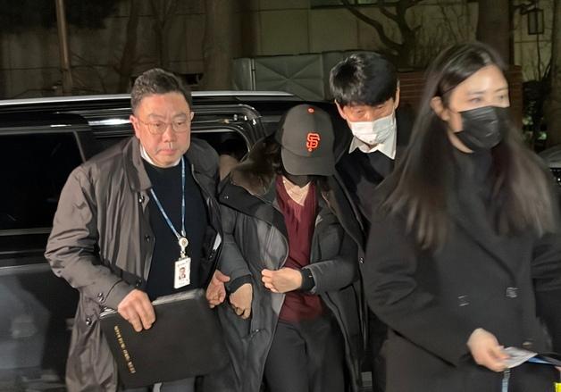 '강선우 1억' 김경, 경찰 조사…귀국 즉시 압색 이어 소환(종합2보)