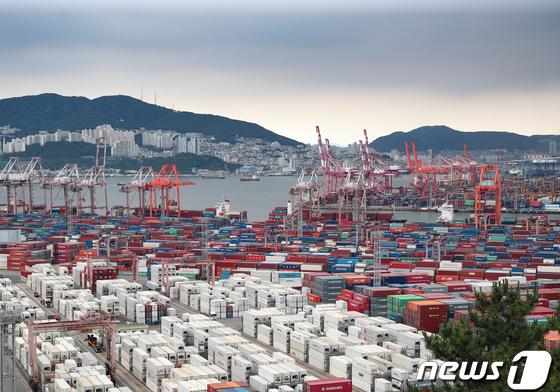  1~10일 수출 156억달러로 2.3% 감소…무역 적자 27억 달러