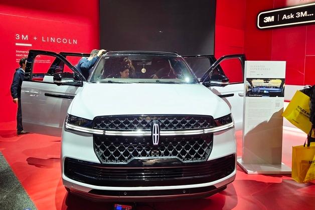 세계 최대 TV, 링컨 비침 없는 계기판…그 뒤에 "3M 필름 있었네"