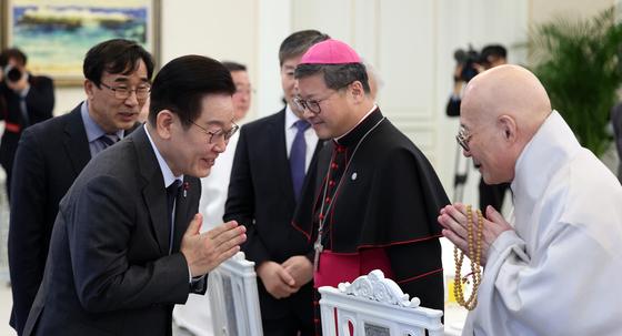 李 "사이비 종교 폐해"…종교계 "단체 해산, 국민 동의할 것"