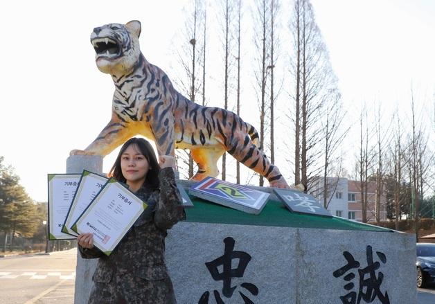 이나라 중사, 12년째 모발·헌혈증 기부 ‘나눔 실천’  