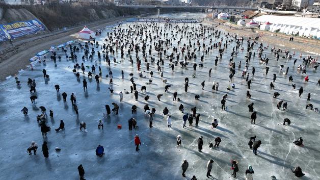 '겨울축제 중심에 서다'…홍천강 꽁꽁축제 개막 사흘간 5.8만명 방문