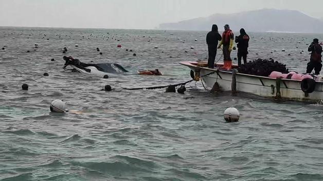 태안 통개항 인근서 선박 전복…1명 사망·2명 저체온증(종합)