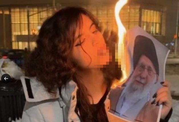 '저항 상징' 이란女…히잡 벗고 하메네이 사진 태워 담뱃불로