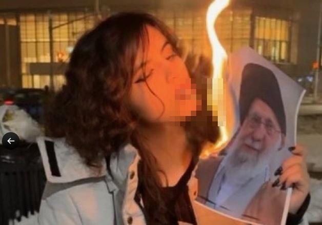 저항의 상징 된 이란 여성…히잡 벗고 하메네이 사진 태워 담뱃불로