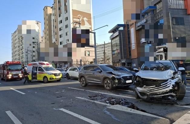 경주서 SUV·시내버스 등 3대 충돌…8명 중·경상