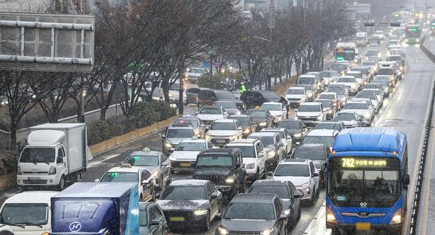 내일 아침까지 눈, 출근길 빙판 주의…최저 -8도·낮에도 영하