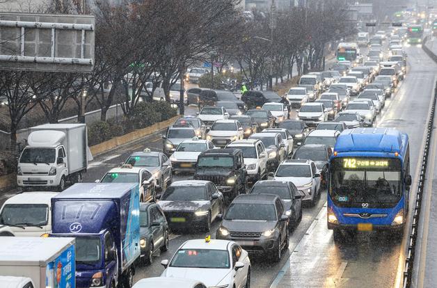 내일 아침까지 눈, 출근길 빙판 주의…최저 -8도·낮에도 영하(종합)