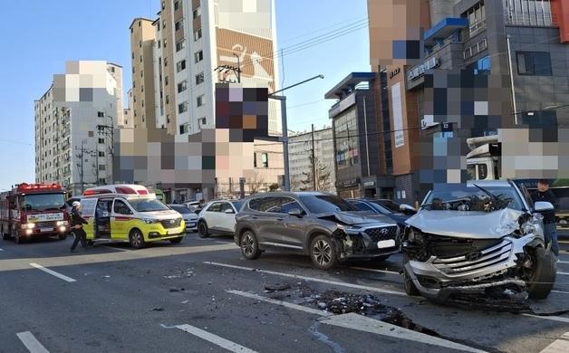 경주 교차로서 SUV 2대-시내버스 충돌…승객 등 12명 중경상