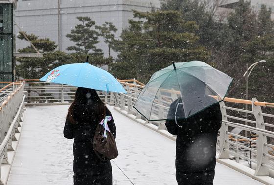 [오늘의 날씨] 충북·세종(13일, 화)…대체로 흐리고 눈 소식