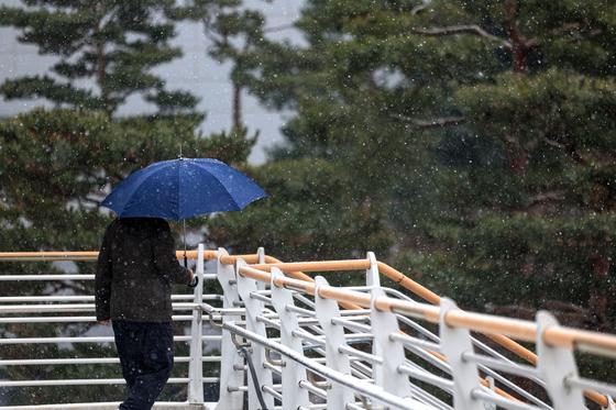 중부지방·전북, 오전까지 눈·비…밤부터 '강한 추위'(종합)